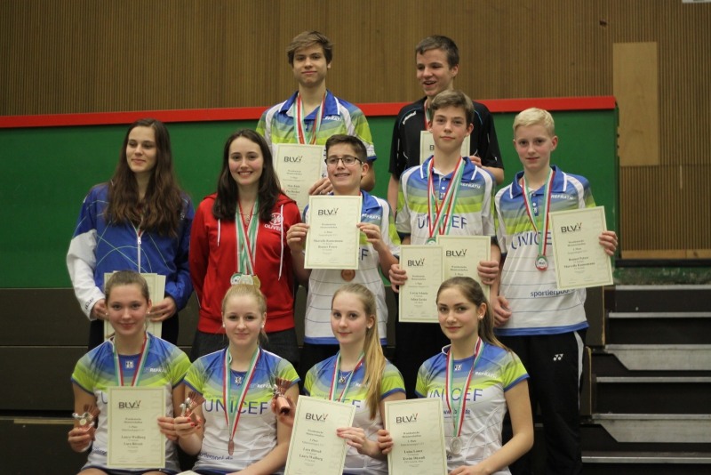 Foto Medaillengewinner TV Refrath  Obere Reihe v.l.n.r. Max Kick, Elias Beckmann  Mittlere Reihe v.l.n.r. Pia Becher, Runa Plützer, Marcello Kausemann, Corvin Schmitz, Bennet Peters  Untere Reihe v.l.n.r. Laura Weilberg, Laura Berger, Lara Börsch, Luisa Lauer  Es fehlen: Nele van der Coelen und Niklas Mambréy