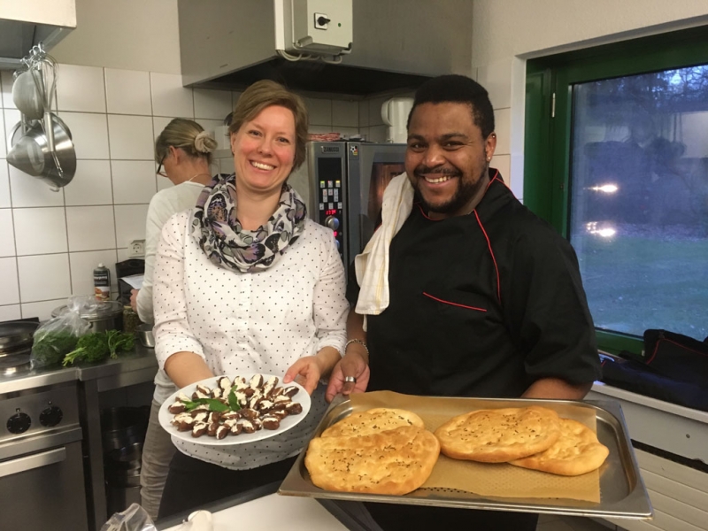 Bildunterschrift: Himmlisch gekocht wurde mit Daria Wirth und Profikoch Leander Grohs in der Kinderdorfküche  Bildrechte: Bethanien Kinderdorf