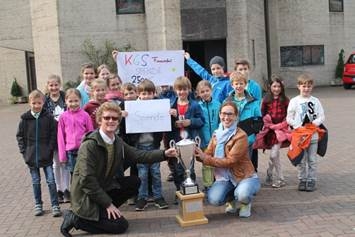 Die Klassensprecher der Katholischen Grundschule Frankenforst kamen mit Direktor Hans-Georg Jaspers zur Spendenübergabe ins Kinderdorf und durften den Wanderpokal des Fußballturniers bestaunen